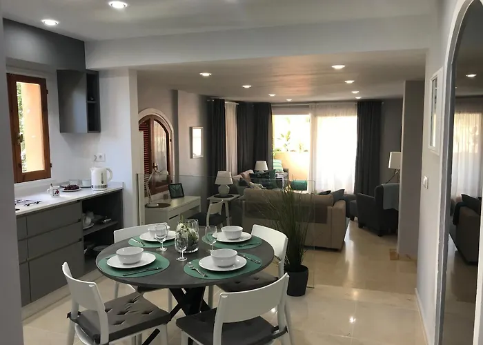 Nyaraló Club, Palmeras 12